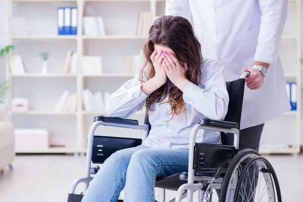 Пацієнт з обмеженими можливостями на інвалідному візку, який відвідує лікаря для регулярного огляду — стокове фото