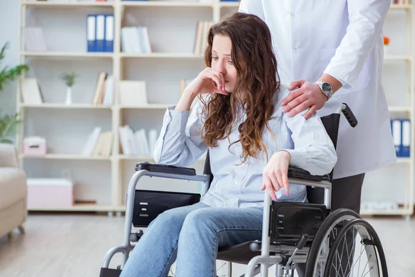 Paciente discapacitado en silla de ruedas que visita al médico para control regular — Foto de Stock