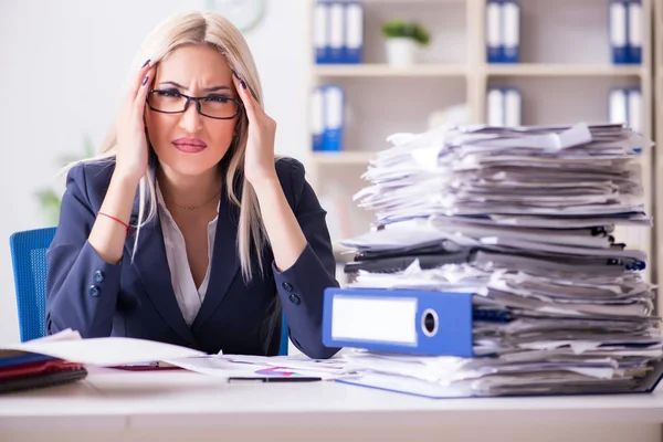 Umtriebige Geschäftsfrau arbeitet im Büro am Schreibtisch — Stockfoto