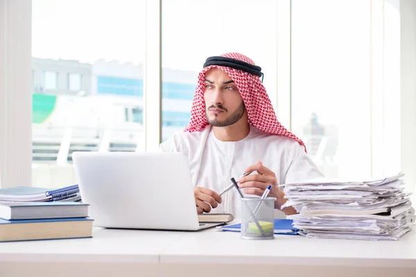 Arab businessman working in the office — Stock Photo, Image