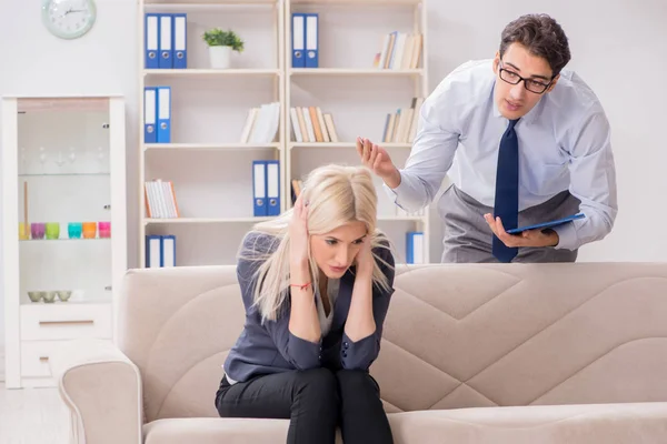 Jonge vrouw bezoekt psychiater man arts voor overleg — Stockfoto