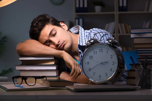 Estudiante preparándose para los exámenes tarde en la noche en casa —  Fotos de Stock
