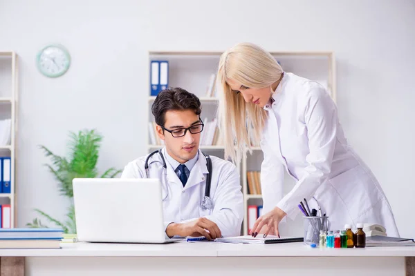 Médico masculino e feminino discutindo no hospital — Fotografia de Stock