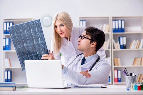 Dos médicos examinando imágenes de rayos X del paciente para su diagnóstico — Foto de Stock
