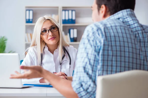 Patientbesök läkare för medicinsk kontroll på sjukhus — Stockfoto