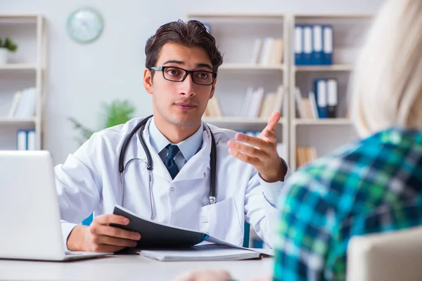 Patient zum Arztbesuch im Krankenhaus — Stockfoto