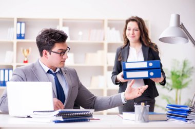 İşadamı için evrak--dan onun yardımcısı sekreteri soran