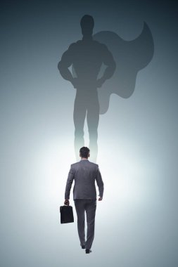 Süper kahraman olmak isteyen bir iş adamı.