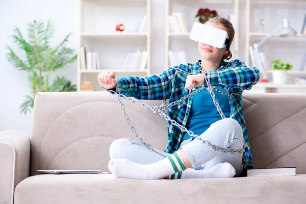 Estudiante encadenada con gafas virtuales sentada en el sofá — Foto de Stock