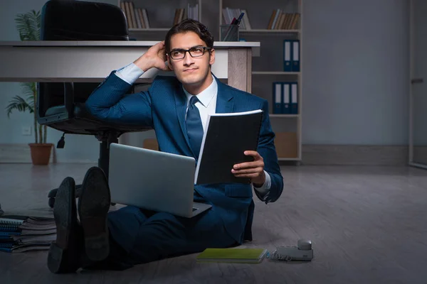 Empresario trabajando horas extras largas horas tarde en la oficina — Foto de Stock