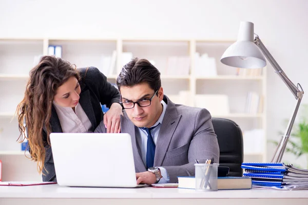 Infeliz jefe teniendo una charla con su secretaria —  Fotos de Stock