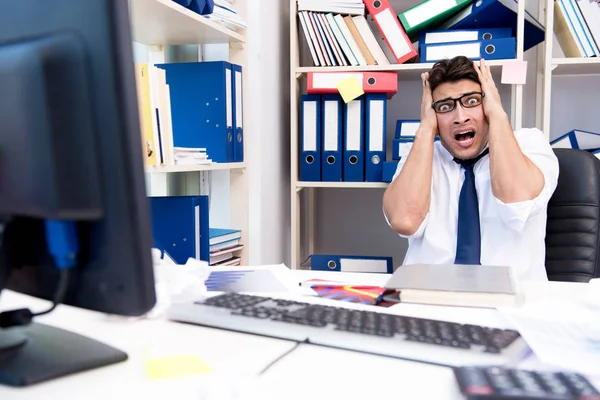 Homem de negócios irritado e assustador no escritório — Fotografia de Stock