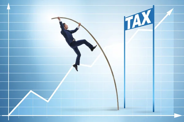 Empresario saltando sobre impuesto en concepto de evasión de impuestos — Foto de Stock
