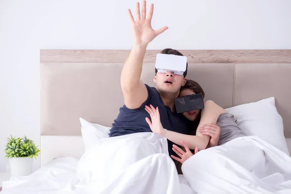 Esposa y marido con gafas de realidad virtual en la cama — Foto de Stock
