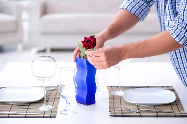 Hombre solo preparándose para una cita romántica con su novia — Foto de Stock