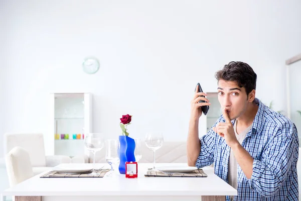Mann bereitet sich allein auf romantisches Date mit seiner Liebsten vor — Stockfoto