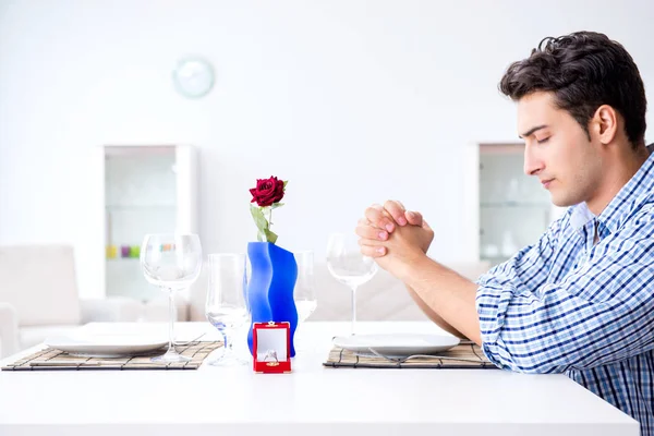 Muž sám se připravuje na romantické rande se svou láskou — Stock fotografie