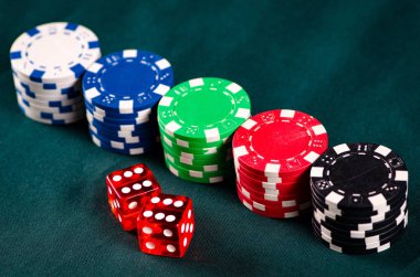 Kumarhane masasında fişler ve kartlar 