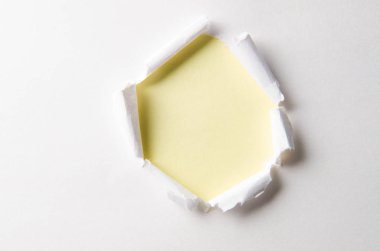 Mesajınız için boş alanı olan yırtık kağıt