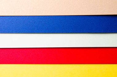 Mesajınız için boş alanı olan yırtık kağıt