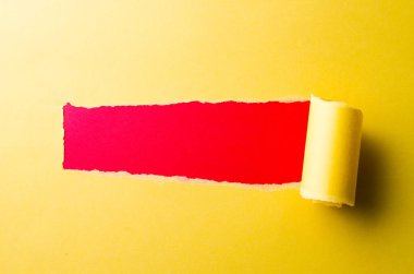 Mesajınız için boş alanı olan yırtık kağıt