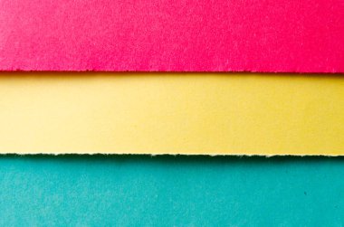 Mesajınız için boş alanı olan yırtık kağıt