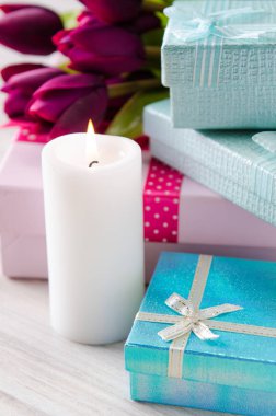 Aziz Sevgililer Günü tatili konseptiyle masaya yerleştirilmiş bir hediye kutusu.