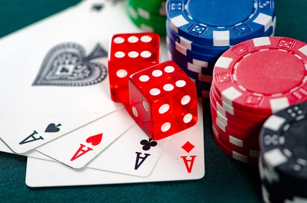 Fichas y tarjetas en la mesa del casino — Foto de Stock