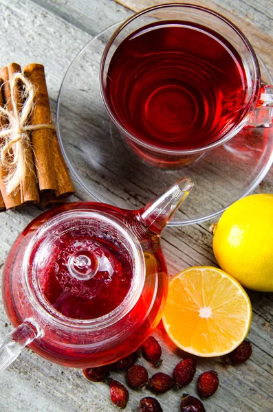 Thé aux fruits dans la tasse servie sur la table — Photo