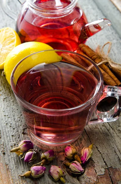 Thé aux fruits dans la tasse servie sur la table — Photo