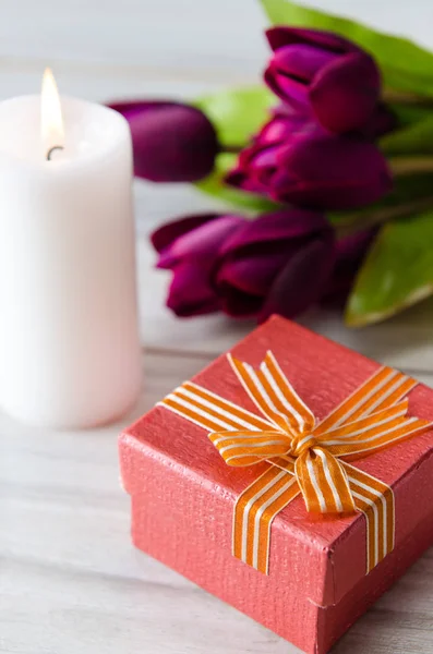 Giftbox расположен на столе в святой валентинки праздник концепции — стоковое фото