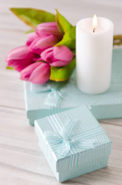 Aziz Sevgililer Günü tatili konseptiyle masaya yerleştirilmiş bir hediye kutusu. — Stok fotoğraf