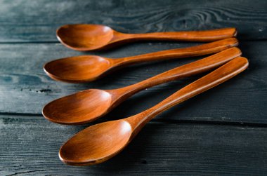 Tahta kaşıklar masaya düzenlenmiş