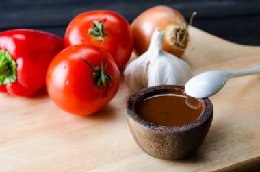 İçindekiler İtalyan makarna sosu için hazır.