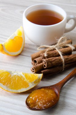 Bir fincan çay ve portakal reçeli.