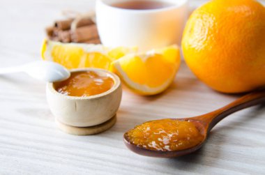 Bir fincan çay ve portakal reçeli.