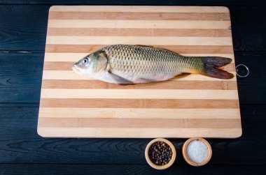 Yemek hazırlama kavramında tahtanın üzerinde pişmemiş balık
