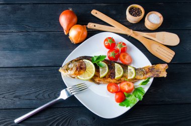 Kızarmış balık tabakta servis edilir.