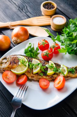 Kızarmış balık tabakta servis edilir.