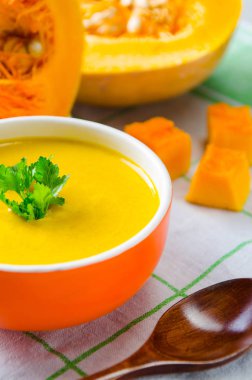 Masada servis edilen kabak çorbası.