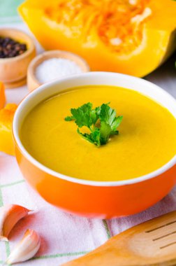 Masada servis edilen kabak çorbası.