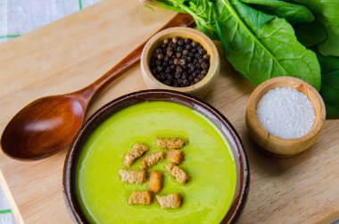 Tahtada servis edilen ıspanak çorbası. 