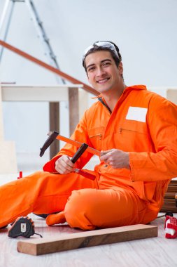 Müteahhit lamine ahşap zemin üzerinde çalışıyor. 