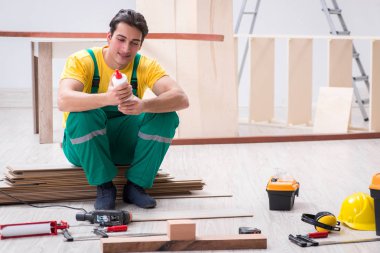 Müteahhit lamine ahşap zemin üzerinde çalışıyor. 