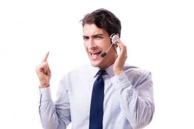 Kulaklıklı adam beyaz arkaplanda izole edilmiş.