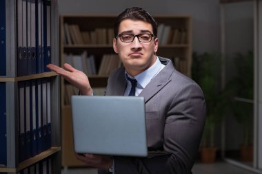 İş adamı ofiste geç saatlere kadar çalışıyor.