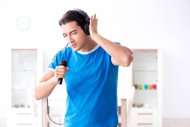 Genç adam evde karaoke şarkı