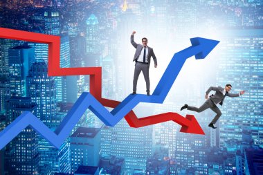 Büyüme ve gerileme grafikleriyle iş adamı