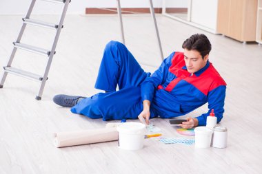 Boyama işi için renkleri eşleştirmeye çalışan genç ressam