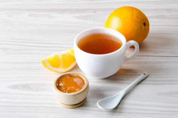 Tasse Tee serviert mit Orangenmarmelade — Stockfoto